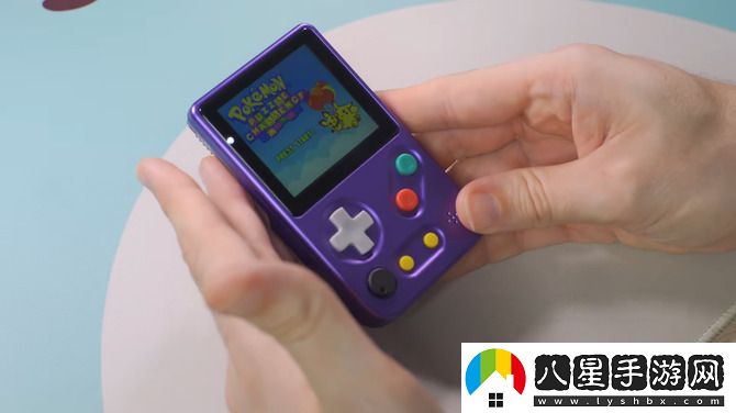 高玩自制袖珍版GBC 剛好塞進(jìn)一張卡帶緊致