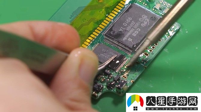 高玩自制袖珍版GBC 剛好塞進(jìn)一張卡帶緊致